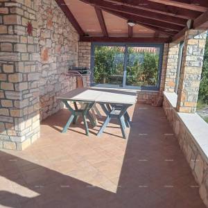 Blizina grada Umaga. Prodaje se kuća, 123.65 m2 na samoj obali mora, 10 metara do mora.