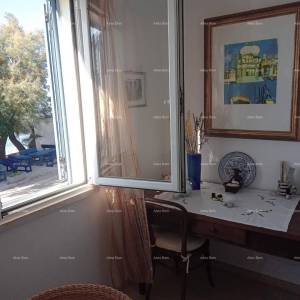 Blizina grada Umaga. Prodaje se kuća, 123.65 m2 na samoj obali mora, 10 metara do mora.