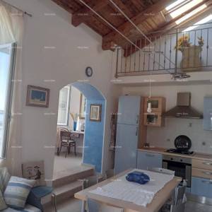 Blizina grada Umaga. Prodaje se kuća, 123.65 m2 na samoj obali mora, 10 metara do mora.
