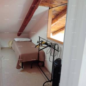 Blizina grada Umaga. Prodaje se kuća, 123.65 m2 na samoj obali mora, 10 metara do mora.