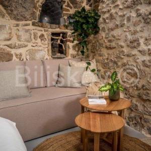 Brač, Bol, prodaja renovirana kamena kuća, 9 apartmana