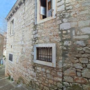 Brač, Milna, prodaja kamena kuća, centar, 50m od mora