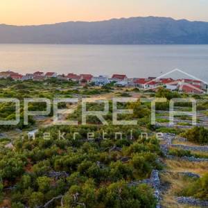Brač, Povlja - Ekskluzivna građevinska parcela s pogledom na more - 2090 m2