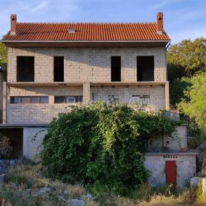 Brač, prodaja nezavršena kuća, parcela 1820 m2