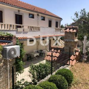 BRAČ, SPLITSKA - Predivna apartmanska kuća s bazenom