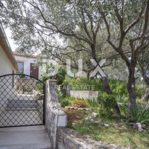 BRAČ, SPLITSKA - Predivna apartmanska kuća s bazenom