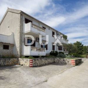 BRAČ, SPLITSKA - Predivna apartmanska kuća s bazenom