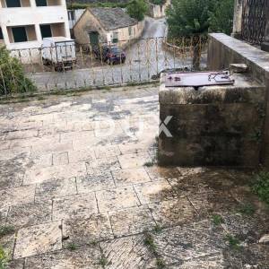 BRAČ, SUPETAR - Mediteranska vila za renovaciju
