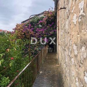 BRAČ, SUPETAR - Mediteranska vila za renovaciju