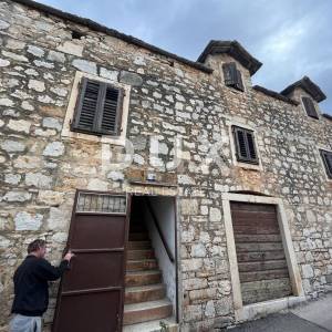 BRAČ, SUPETAR - Mediteranska vila za renovaciju
