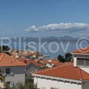 Brač, Sutivan samostojeća kuća, 3 stana, bazen