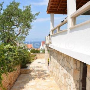 Brač, Sutivan samostojeća kuća, 3 stana, bazen