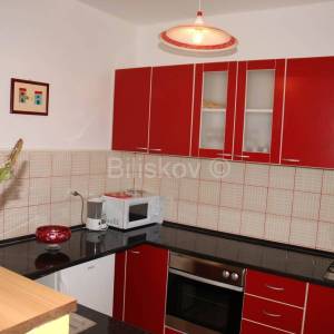 Brač, Sutivan samostojeća kuća na 2 etaže na parceli od 1230 m2, bazen