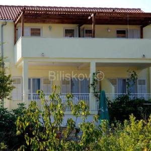 Brač, Sutivan samostojeća kuća na 2 etaže na parceli od 1230 m2, bazen