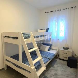 Brseč, u naravi dvojna kuća, 3 etaže, okućnica, terase i konoba