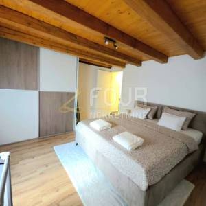 Brseč, u naravi dvojna kuća, 3 etaže, okućnica, terase i konoba
