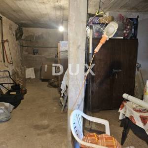 ČAVLE, CERNIK - Kuća od 270m2 sa 3 stana, konobama i velikom okućnicom
