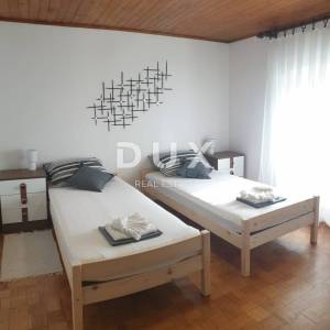 ČAVLE, CERNIK - Kuća od 270m2 sa 3 stana, konobama i velikom okućnicom