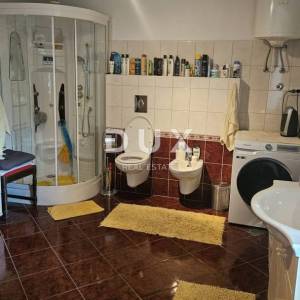 ČAVLE, CERNIK - Kuća od 270m2 sa 3 stana, konobama i velikom okućnicom