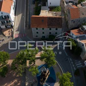 Centar Vodica, kuća za renovaciju, 300m2