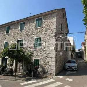 Centar Vodica, kuća za renovaciju, 300m2