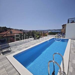 Čiovo, novogradnja, 2s stan, krovna terasa, parking, garaža