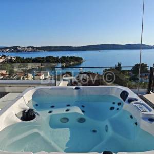 Čiovo, novogradnja, 2s stan, krovna terasa, parking, garaža