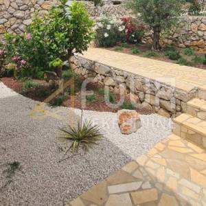 Cres - centar, dvoetažni stan 131.88m2, okućnica 104m2