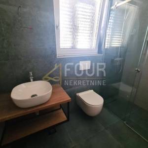 Cres - centar, dvoetažni stan 131.88m2, okućnica 104m2