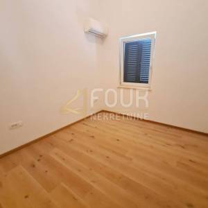 Cres - centar, dvoetažni stan 131.88m2, okućnica 104m2
