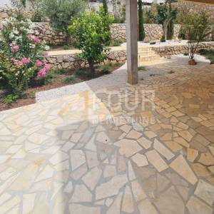 Cres - centar, dvoetažni stan 131.88m2, okućnica 104m2