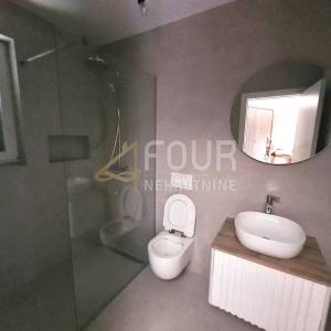 Cres - centar, dvoetažni stan 131.88m2, okućnica 104m2