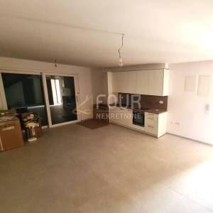 Cres - centar, dvoetažni stan 131.88m2, okućnica 104m2
