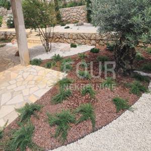 Cres - centar, u naravi dvojna kuća 131.88m2, okućnica 104m2