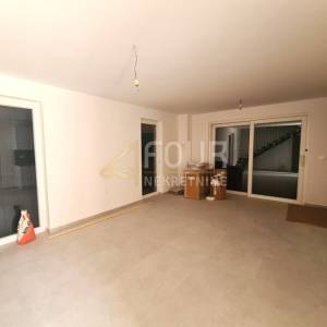 Cres - centar, u naravi dvojna kuća 131.88m2, okućnica 104m2