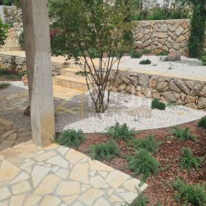 Cres - centar, u naravi dvojna kuća 131.88m2, okućnica 104m2