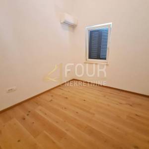 Cres - centar, u naravi dvojna kuća 131.88m2, okućnica 104m2