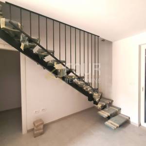 Cres - centar, u naravi dvojna kuća 131.88m2, okućnica 104m2