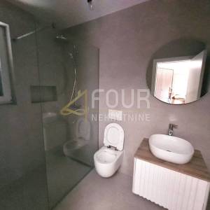 Cres - centar, u naravi dvojna kuća 131.88m2, okućnica 104m2