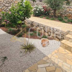 Cres - centar, u naravi dvojna kuća 131.88m2, okućnica 104m2