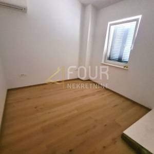 Cres - centar, u naravi dvojna kuća 131.88m2, okućnica 104m2