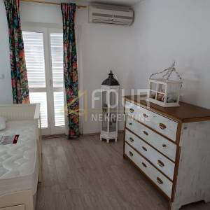Cres, kuća na odličnoj poziciji s pogledom na more i okućnicom
