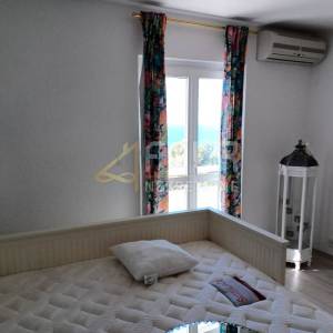 Cres, kuća na odličnoj poziciji s pogledom na more i okućnicom