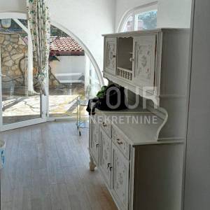 Cres, kuća na odličnoj poziciji s pogledom na more i okućnicom