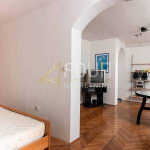 Crikvenica, 140.95m2, 3 stana, okućnica, 50m od mora