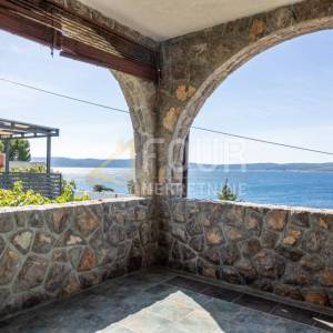 Crikvenica, 140.95m2, 3 stana, okućnica, 50m od mora