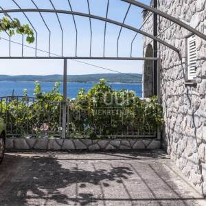 Crikvenica, 140.95m2, 3 stana, okućnica, 50m od mora