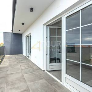 Crikvenica, 63.88m2, 3-sobni, adaptiran stan, lođa i balkon