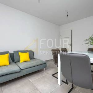 Crikvenica, 63.88m2, 3-sobni, adaptiran stan, lođa i balkon