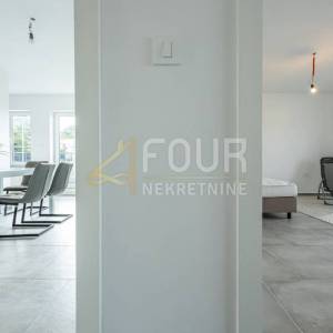 Crikvenica, 63.88m2, 3-sobni, adaptiran stan, lođa i balkon